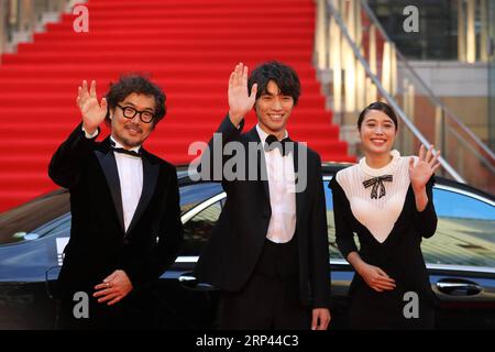 (181025) -- TOKYO, 25 octobre 2018 (Xinhua) -- le membre de l'équipe du film The Travelling Cat Chronicles pose pour une photo sur le tapis rouge pour la cérémonie d'ouverture du 31e Festival international du film de Tokyo, Tokyo, Japon, le 25 octobre 2018. (Xinhua/du Xiaoyi)(dtf) JAPON-TOKYO-FILM FESTIVAL-TAPIS ROUGE PUBLICATIONxNOTxINxCHN Banque D'Images