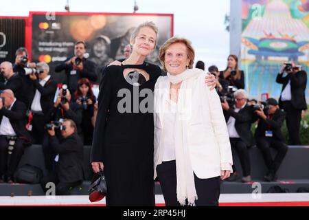 VENISE, ITALIE - 30 AOÛT : Charlotte Rampling et la réalisatrice Liliana Cavani assistent au tapis rouge d'ouverture du 80e Festival International du film de Venise Banque D'Images