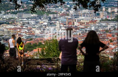 Stuttgart, Allemagne. 03 septembre 2023. Les gens apprécient la vue sur Stuttgart au soleil sur la place Santiago du Chili. High Olenka assurera un temps beau et sec à la fin de l'été en Allemagne au cours de la semaine à venir. "Le soleil brillera largement de tôt à tard avec au plus des nuages de voile inoffensifs", a prédit dimanche le météorologue Tobias Reinartz du Service météorologique allemand à Offenbach. Avec une mise en garde : « la nuit, du brouillard peut se former localement, mais il sera rapidement « chauffé » par le soleil le matin. » Crédit : Christoph Schmidt/dpa/Alamy Live News Banque D'Images