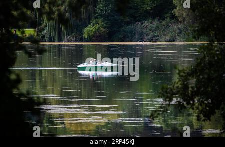 Stuttgart, Allemagne. 03 septembre 2023. Les visiteurs prennent un bateau sur le lac Max Eyth au soleil. High Olenka assurera un temps beau et sec à la fin de l'été en Allemagne au cours de la semaine à venir. "Le soleil brillera largement de tôt à tard avec au plus des nuages de voile inoffensifs", a prédit dimanche le météorologue Tobias Reinartz du Service météorologique allemand à Offenbach. Avec une mise en garde : « la nuit, du brouillard peut se former localement, mais il sera rapidement « chauffé » par le soleil le matin. » Crédit : Christoph Schmidt/dpa/Alamy Live News Banque D'Images