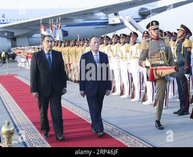 (181028) -- LE CAIRE, le 28 octobre 2018 -- le vice-président chinois Wang Qishan assiste à une cérémonie de bienvenue organisée par le Premier ministre égyptien Mostafa Madbouly à l'aéroport du Caire, en Égypte, le 26 octobre 2018. Wang s'est rendu en Égypte à l'invitation du Premier ministre égyptien Mostafa Madbouly. (wsw) CHINE-ÉGYPTE-WANG QISHAN-VISITE PangxXinglei PUBLICATIONxNOTxINxCHN Banque D'Images