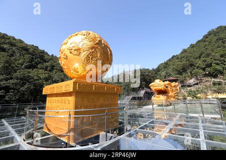 (181028) -- GUANGZHOU, 28 octobre 2018 -- une photo aérienne prise le 28 octobre 2018 montre la plate-forme à fond de verre dans la région pittoresque de la cascade de Tianzi Mountain à Qingyuan, province du Guangdong dans le sud de la Chine. ) (wsw) CHINA-GUANGZHOU-QINGYUAN-SCENERY (CN) ZhangxJiayang PUBLICATIONxNOTxINxCHN Banque D'Images