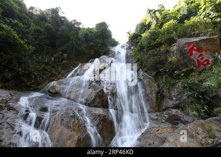 (181028) -- GUANGZHOU, 28 octobre 2018 -- la photo prise le 28 octobre 2018 montre la cascade de Tianhou dans la région pittoresque de la cascade de la montagne Tianzi à Qingyuan, province du Guangdong dans le sud de la Chine. ) (wsw) CHINA-GUANGZHOU-QINGYUAN-SCENERY (CN) ZhangxJiayang PUBLICATIONxNOTxINxCHN Banque D'Images