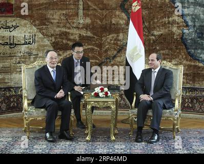 (181028) -- LE CAIRE, le 28 octobre 2018 -- le vice-président chinois Wang Qishan (à gauche) rencontre le président égyptien Abdel-Fattah al-Sisi au Caire, en Égypte, le 27 octobre 2018. Wang s'est rendu en Égypte à l'invitation du Premier ministre égyptien Mostafa Madbouly. (Gxn) CHINE-ÉGYPTE-WANG QISHAN-VISITE PangxXinglei PUBLICATIONxNOTxINxCHN Banque D'Images