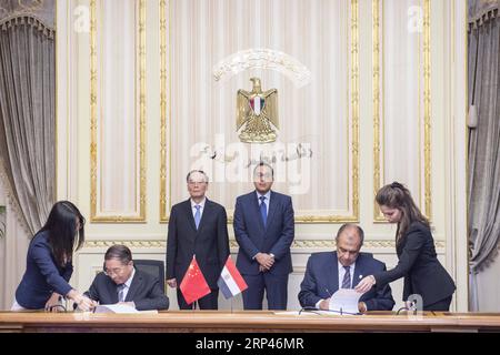 (181028) -- LE CAIRE, 28 octobre 2018 -- le vice-président chinois Wang Qishan et le premier ministre égyptien Mostafa Madbouly assistent à la signature de documents de coopération dans des domaines tels que l'agriculture, l'éducation et la culture après leurs entretiens en Égypte, le 27 octobre 2018. Wang s'est rendu en Égypte à l'invitation du Premier ministre égyptien Mostafa Madbouly. (wsw) CHINE-ÉGYPTE-WANG QISHAN-VISITE MengxTao PUBLICATIONxNOTxINxCHN Banque D'Images