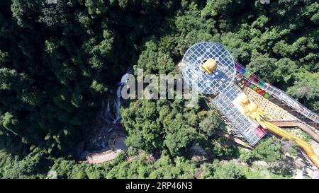 (181028) -- GUANGZHOU, 28 octobre 2018 -- une photo aérienne prise le 28 octobre 2018 montre la plate-forme à fond de verre dans la région pittoresque de la cascade de Tianzi Mountain à Qingyuan, province du Guangdong dans le sud de la Chine. ) (wsw) CHINA-GUANGZHOU-QINGYUAN-SCENERY (CN) ZhangxJiayang PUBLICATIONxNOTxINxCHN Banque D'Images