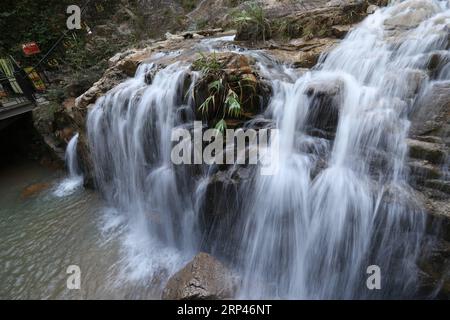 (181028) -- GUANGZHOU, 28 octobre 2018 -- la photo prise le 28 octobre 2018 montre la cascade dans la région pittoresque de la cascade de la montagne Tianzi à Qingyuan, province du Guangdong dans le sud de la Chine. ) (wsw) CHINA-GUANGZHOU-QINGYUAN-SCENERY (CN) ZhangxJiayang PUBLICATIONxNOTxINxCHN Banque D'Images