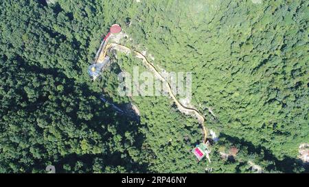 (181028) -- GUANGZHOU, 28 octobre 2018 -- une photo aérienne prise le 28 octobre 2018 montre la route à fond de verre dans la région pittoresque de la cascade de Tianzi Mountain à Qingyuan, dans la province du Guangdong du sud de la Chine. ) (wsw) CHINA-GUANGZHOU-QINGYUAN-SCENERY (CN) ZhangxJiayang PUBLICATIONxNOTxINxCHN Banque D'Images