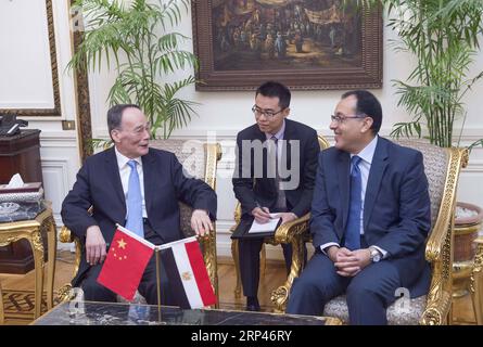 (181028) -- LE CAIRE, le 28 octobre 2018 -- le vice-président chinois Wang Qishan (à gauche) s'entretient avec le Premier ministre égyptien Mostafa Madbouly au Caire, en Égypte, le 27 octobre 2018. Wang s'est rendu en Égypte à l'invitation du Premier ministre égyptien Mostafa Madbouly. (wsw) CHINE-ÉGYPTE-WANG QISHAN-VISITE MengxTao PUBLICATIONxNOTxINxCHN Banque D'Images