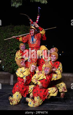 (181028) -- LE CAIRE, 28 octobre 2018 -- des acteurs se produisent lors du Festival des arts et du folklore afro-chinois au Caire, Égypte, le 27 octobre 2018. POUR ALLER AVEC Feature : l'Egypte accueille un festival folklorique pour promouvoir l'interaction culturelle afro-chinoise. )(dtf) EGYPTE-CAIRE-afro-FESTIVAL DES ARTS ET FOLKLORE CHINOIS AhmedxGomaa PUBLICATIONxNOTxINxCHN Banque D'Images