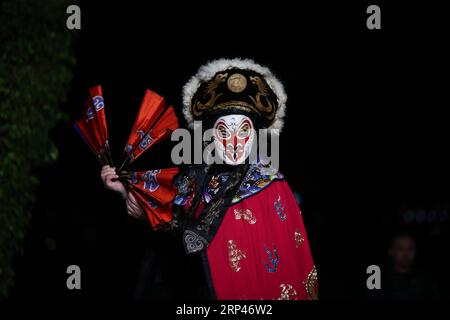 (181028) -- LE CAIRE, 28 octobre 2018 -- un acteur se produit lors du Festival des arts et du folklore afro-chinois au Caire, en Égypte, le 27 octobre 2018. POUR ALLER AVEC Feature : l'Egypte accueille un festival folklorique pour promouvoir l'interaction culturelle afro-chinoise. )(dtf) EGYPTE-CAIRE-afro-FESTIVAL DES ARTS ET FOLKLORE CHINOIS AhmedxGomaa PUBLICATIONxNOTxINxCHN Banque D'Images