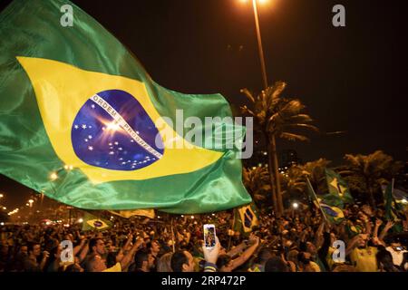 (181029) -- RIO DE JANEIRO, le 29 octobre 2018 -- les partisans de Jair Bolsonaro célèbrent sa victoire à Rio de Janeiro, Brésil, le 28 octobre 2018. Le candidat de droite du Brésil, Jair Bolsonaro, du Parti social-libéral, a remporté le deuxième tour du scrutin présidentiel dimanche, selon la Cour électorale supérieure du Brésil (TSE). (psw) BRÉSIL-RIO DE JANEIRO-RÉSULTATS DE L'ÉLECTION PRÉSIDENTIELLE LixMing PUBLICATIONxNOTxINxCHN Banque D'Images