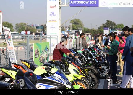 (181029) -- ISLAMABAD, le 29 octobre 2018 -- les gens visitent le salon de l'auto d'Islamabad à Islamabad, capitale du Pakistan, le 28 octobre 2018. Le salon de l'auto d'Islamabad 2018 organisé par PakWheels dimanche a présenté des véhicules dans six catégories principales, y compris vintage, exotique, de luxe, modifié, Sport Utility Vehicle (SUV) et motos. (psw) PAKISTAN-ISLAMABAD-AUTO-SHOW AhmadxKamal PUBLICATIONxNOTxINxCHN Banque D'Images