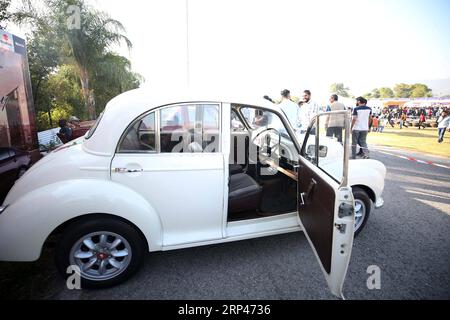 (181029) -- ISLAMABAD, le 29 octobre 2018 -- les gens visitent le salon de l'auto d'Islamabad à Islamabad, capitale du Pakistan, le 28 octobre 2018. Le salon de l'auto d'Islamabad 2018 organisé par PakWheels dimanche a présenté des véhicules dans six catégories principales, y compris vintage, exotique, de luxe, modifié, Sport Utility Vehicle (SUV) et motos. (psw) PAKISTAN-ISLAMABAD-AUTO-SHOW AhmadxKamal PUBLICATIONxNOTxINxCHN Banque D'Images