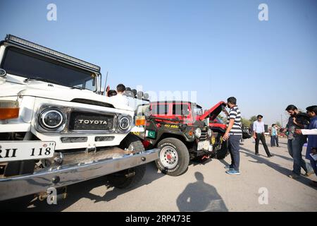 (181029) -- ISLAMABAD, le 29 octobre 2018 -- les gens visitent le salon de l'auto d'Islamabad à Islamabad, capitale du Pakistan, le 28 octobre 2018. Le salon de l'auto d'Islamabad 2018 organisé par PakWheels dimanche a présenté des véhicules dans six catégories principales, y compris vintage, exotique, de luxe, modifié, Sport Utility Vehicle (SUV) et motos. (psw) PAKISTAN-ISLAMABAD-AUTO-SHOW AhmadxKamal PUBLICATIONxNOTxINxCHN Banque D'Images