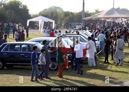 (181029) -- ISLAMABAD, le 29 octobre 2018 -- les gens visitent le salon de l'auto d'Islamabad à Islamabad, capitale du Pakistan, le 28 octobre 2018. Le salon de l'auto d'Islamabad 2018 organisé par PakWheels dimanche a présenté des véhicules dans six catégories principales, y compris vintage, exotique, de luxe, modifié, Sport Utility Vehicle (SUV) et motos. (psw) PAKISTAN-ISLAMABAD-AUTO-SHOW AhmadxKamal PUBLICATIONxNOTxINxCHN Banque D'Images