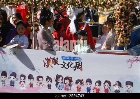 (181029) -- JIASHAN, 29 octobre 2018 -- des personnes portant des costumes traditionnels assistent à une activité lors d'une exposition de costumes traditionnels chinois qui s'est tenue dans l'ancienne ville de Jiashan à Xitang, dans la province du Zhejiang de l'est de la Chine, le 27 octobre 2018. ) (wsw) CHINE-ZHEJIANG-EXPOSITION TRADITIONNELLE CHINOISE COSTUME (CN) HuangxZongzhi PUBLICATIONxNOTxINxCHN Banque D'Images