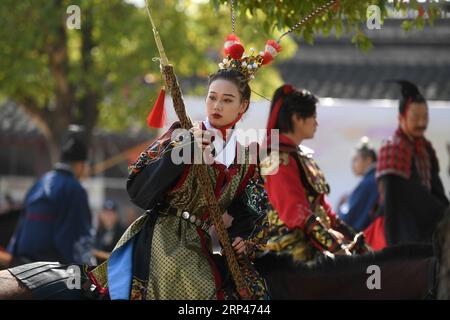 (181029) -- JIASHAN, 29 octobre 2018 -- Une femme portant un costume traditionnel assiste à une activité lors d'une exposition de costumes traditionnels chinois tenue dans l'ancienne ville de Jiashan à Xitang, dans la province du Zhejiang, dans l'est de la Chine, le 27 octobre 2018. ) (wsw) CHINE-ZHEJIANG-EXPOSITION TRADITIONNELLE CHINOISE COSTUME (CN) HuangxZongzhi PUBLICATIONxNOTxINxCHN Banque D'Images