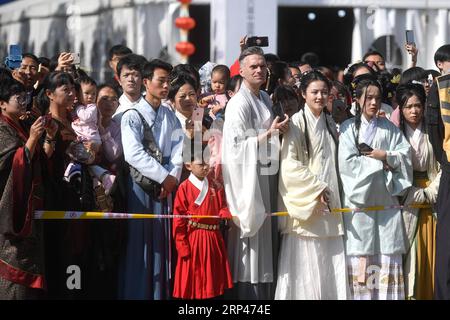 (181029) -- JIASHAN, 29 octobre 2018 -- des personnes portant des costumes traditionnels assistent à une activité lors d'une exposition de costumes traditionnels chinois qui s'est tenue dans l'ancienne ville de Jiashan à Xitang, dans la province du Zhejiang de l'est de la Chine, le 27 octobre 2018. ) (wsw) CHINE-ZHEJIANG-EXPOSITION TRADITIONNELLE CHINOISE COSTUME (CN) HuangxZongzhi PUBLICATIONxNOTxINxCHN Banque D'Images