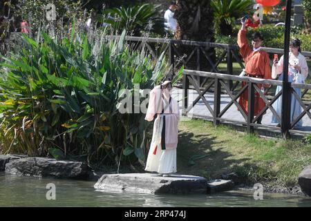 (181029) -- JIASHAN, 29 octobre 2018 -- des personnes portant des costumes traditionnels assistent à une activité lors d'une exposition de costumes traditionnels chinois qui s'est tenue dans l'ancienne ville de Jiashan à Xitang, dans la province du Zhejiang de l'est de la Chine, le 27 octobre 2018. ) (wsw) CHINE-ZHEJIANG-EXPOSITION TRADITIONNELLE CHINOISE COSTUME (CN) HuangxZongzhi PUBLICATIONxNOTxINxCHN Banque D'Images