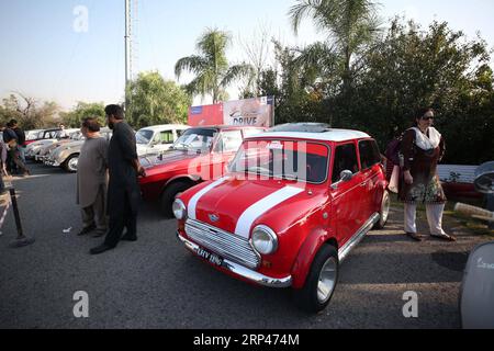 (181029) -- ISLAMABAD, le 29 octobre 2018 -- les gens visitent le salon de l'auto d'Islamabad à Islamabad, capitale du Pakistan, le 28 octobre 2018. Le salon de l'auto d'Islamabad 2018 organisé par PakWheels dimanche a présenté des véhicules dans six catégories principales, y compris vintage, exotique, de luxe, modifié, Sport Utility Vehicle (SUV) et motos. (psw) PAKISTAN-ISLAMABAD-AUTO-SHOW AhmadxKamal PUBLICATIONxNOTxINxCHN Banque D'Images