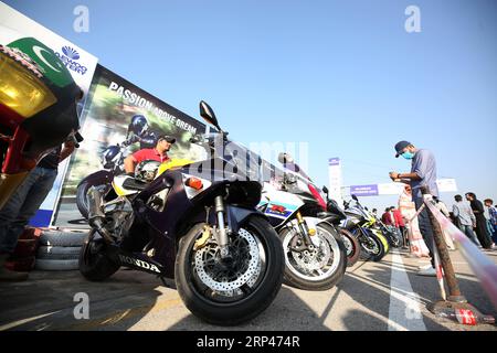 (181029) -- ISLAMABAD, le 29 octobre 2018 -- les gens visitent le salon de l'auto d'Islamabad à Islamabad, capitale du Pakistan, le 28 octobre 2018. Le salon de l'auto d'Islamabad 2018 organisé par PakWheels dimanche a présenté des véhicules dans six catégories principales, y compris vintage, exotique, de luxe, modifié, Sport Utility Vehicle (SUV) et motos. (psw) PAKISTAN-ISLAMABAD-AUTO-SHOW AhmadxKamal PUBLICATIONxNOTxINxCHN Banque D'Images