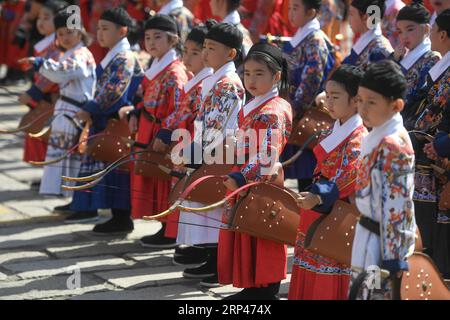 (181029) -- JIASHAN, 29 octobre 2018 -- des enfants portant des costumes traditionnels assistent à une activité lors d'une exposition de costumes traditionnels chinois qui s'est tenue dans l'ancienne ville de Jiashan à Xitang, dans la province du Zhejiang, dans l'est de la Chine, le 27 octobre 2018. ) (wsw) CHINE-ZHEJIANG-EXPOSITION TRADITIONNELLE CHINOISE COSTUME (CN) HuangxZongzhi PUBLICATIONxNOTxINxCHN Banque D'Images
