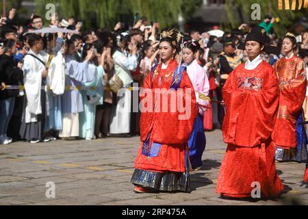 (181029) -- JIASHAN, 29 octobre 2018 -- des personnes portant des costumes traditionnels assistent à une activité lors d'une exposition de costumes traditionnels chinois qui s'est tenue dans l'ancienne ville de Jiashan à Xitang, dans la province du Zhejiang de l'est de la Chine, le 27 octobre 2018. ) (wsw) CHINE-ZHEJIANG-EXPOSITION TRADITIONNELLE CHINOISE COSTUME (CN) HuangxZongzhi PUBLICATIONxNOTxINxCHN Banque D'Images