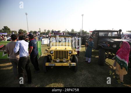 (181029) -- ISLAMABAD, le 29 octobre 2018 -- les gens visitent le salon de l'auto d'Islamabad à Islamabad, capitale du Pakistan, le 28 octobre 2018. Le salon de l'auto d'Islamabad 2018 organisé par PakWheels dimanche a présenté des véhicules dans six catégories principales, y compris vintage, exotique, de luxe, modifié, Sport Utility Vehicle (SUV) et motos. (psw) PAKISTAN-ISLAMABAD-AUTO-SHOW AhmadxKamal PUBLICATIONxNOTxINxCHN Banque D'Images