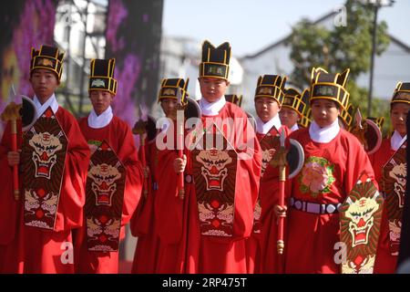 (181029) -- JIASHAN, 29 octobre 2018 -- des personnes portant des costumes traditionnels assistent à une activité lors d'une exposition de costumes traditionnels chinois qui s'est tenue dans l'ancienne ville de Jiashan à Xitang, dans la province du Zhejiang de l'est de la Chine, le 27 octobre 2018. ) (wsw) CHINE-ZHEJIANG-EXPOSITION TRADITIONNELLE CHINOISE COSTUME (CN) HuangxZongzhi PUBLICATIONxNOTxINxCHN Banque D'Images