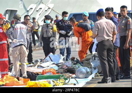 (181029) -- JAKARTA, le 29 octobre 2018 -- des officiers de recherche et sauvetage ramassent les débris et les objets personnels des passagers du Lion Air JT610 qui s'est écrasé en mer au large de Karawang, dans la province de Java Ouest, dans la base de recherche et sauvetage du port de Tanjung Priok, Jakarta, le 29 octobre 2018. L Agence nationale de recherche et de sauvetage de l Indonésie a déclaré lundi que les 189 personnes à bord d un avion Lion Air qui s est écrasé dans la mer au large de l ouest de l Indonésie ont peut-être péri. (lrz) ACCIDENT D'AVION INDONESIA-JAKARTA-LION VerixSanovri PUBLICATIONxNOTxINxCHN Banque D'Images