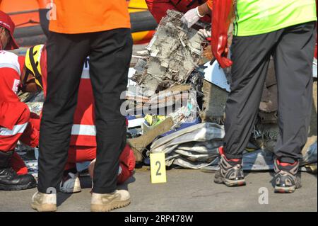 (181029) -- JAKARTA, le 29 octobre 2018 -- des officiers de recherche et sauvetage ramassent les débris et les objets personnels des passagers du Lion Air JT610 qui s'est écrasé en mer au large de Karawang, dans la province de Java Ouest, dans la base de recherche et sauvetage du port de Tanjung Priok, Jakarta, le 29 octobre 2018. L Agence nationale de recherche et de sauvetage de l Indonésie a déclaré lundi que les 189 personnes à bord d un avion Lion Air qui s est écrasé dans la mer au large de l ouest de l Indonésie ont peut-être péri. (lrz) ACCIDENT D'AVION INDONESIA-JAKARTA-LION VerixSanovri PUBLICATIONxNOTxINxCHN Banque D'Images