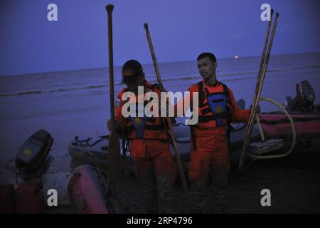 (181029) -- JAKARTA, le 29 octobre 2018 -- des membres de l'équipe de recherche et sauvetage se réunissent après avoir fouillé la plage de Tanjung Pakis à Karawang, province de Java Ouest, Indonésie, le 29 octobre 2018. L Agence nationale de recherche et de sauvetage de l Indonésie a déclaré lundi que les 189 personnes à bord d un avion Lion Air qui s est écrasé dans la mer au large de l ouest de l Indonésie ont peut-être péri. (lrz) INDONÉSIE-JAKARTA-LION ACCIDENT D'AVION Zulkarnain PUBLICATIONxNOTxINxCHN Banque D'Images