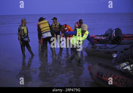 (181029) -- JAKARTA, le 29 octobre 2018 -- des membres de l'équipe de recherche et sauvetage se réunissent après avoir fouillé la plage de Tanjung Pakis à Karawang, province de Java Ouest, Indonésie, le 29 octobre 2018. L Agence nationale de recherche et de sauvetage de l Indonésie a déclaré lundi que les 189 personnes à bord d un avion Lion Air qui s est écrasé dans la mer au large de l ouest de l Indonésie ont peut-être péri. (lrz) INDONÉSIE-JAKARTA-LION ACCIDENT D'AVION Zulkarnain PUBLICATIONxNOTxINxCHN Banque D'Images