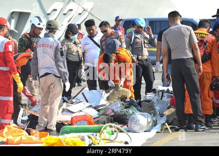 (181029) -- JAKARTA, le 29 octobre 2018 -- des officiers de recherche et sauvetage ramassent les débris et les objets personnels des passagers du Lion Air JT610 qui s'est écrasé en mer au large de Karawang, dans la province de Java Ouest, dans la base de recherche et sauvetage du port de Tanjung Priok, Jakarta, le 29 octobre 2018. L Agence nationale de recherche et de sauvetage de l Indonésie a déclaré lundi que les 189 personnes à bord d un avion Lion Air qui s est écrasé dans la mer au large de l ouest de l Indonésie ont peut-être péri. (lrz) ACCIDENT D'AVION INDONESIA-JAKARTA-LION VerixSanovri PUBLICATIONxNOTxINxCHN Banque D'Images