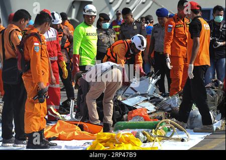 (181029) -- JAKARTA, le 29 octobre 2018 -- des officiers de recherche et sauvetage ramassent les débris et les objets personnels des passagers du Lion Air JT610 qui s'est écrasé en mer au large de Karawang, dans la province de Java Ouest, dans la base de recherche et sauvetage du port de Tanjung Priok, Jakarta, le 29 octobre 2018. L Agence nationale de recherche et de sauvetage de l Indonésie a déclaré lundi que les 189 personnes à bord d un avion Lion Air qui s est écrasé dans la mer au large de l ouest de l Indonésie ont peut-être péri. (lrz) ACCIDENT D'AVION INDONESIA-JAKARTA-LION VerixSanovri PUBLICATIONxNOTxINxCHN Banque D'Images