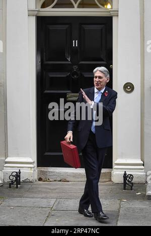 (181029) -- LONDRES, le 29 octobre 2018 -- le chancelier de l'Échiquier britannique Philip Hammond quitte le 11 Downing Street pour présenter le troisième budget à Londres, en Grande-Bretagne, le 29 octobre 2018. Philip Hammond a présenté son troisième budget et le dernier avant la date prévue du Brexit avec une promesse de mettre en œuvre les politiques révélées, indépendamment de l'existence ou non d'un accord sur le Brexit. ROYAUME-UNI-LONDRES-CHANCELIER D'EXCHEQUER-TROISIÈME BUDGET STEPHENXCHUNG PUBLICATIONXNOTXINXCHN Banque D'Images