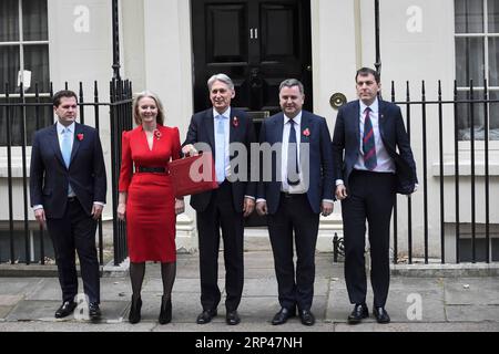 (181029) -- LONDRES, le 29 octobre 2018 -- le chancelier de l'Échiquier britannique Philip Hammond (C) se tient devant le 11 Downing Street avec son personnel avant de présenter le troisième budget à Londres, en Grande-Bretagne, le 29 octobre 2018. Philip Hammond a présenté son troisième budget et le dernier avant la date prévue du Brexit avec une promesse de mettre en œuvre les politiques révélées, indépendamment de l'existence ou non d'un accord sur le Brexit. ROYAUME-UNI-LONDRES-CHANCELIER D'EXCHEQUER-TROISIÈME BUDGET STEPHENXCHUNG PUBLICATIONXNOTXINXCHN Banque D'Images