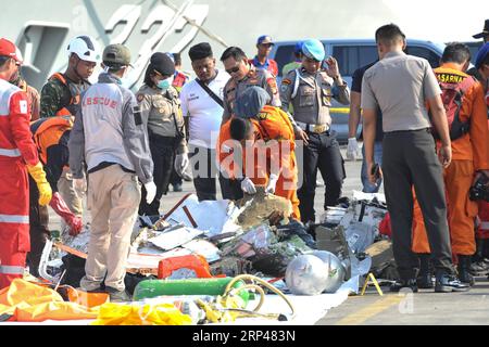 (181030) -- BEIJING, le 30 octobre 2018 -- des officiers de recherche et sauvetage ramassent les débris et les objets personnels des passagers du Lion Air JT610 dans la base de recherche et sauvetage du port de Tanjung Priok, Jakarta, Indonésie, le 29 octobre 2018.) (hy) Xinhua Headlines : survivants peu probables après l'accident d'avion indonésien, cause encore inconnue VerixSanovri PUBLICATIONxNOTxINxCHN Banque D'Images