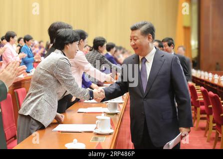 (181030) -- BEIJING, 30 octobre 2018 -- le président chinois Xi Jinping, également secrétaire général du Comité central du Parti communiste chinois (PCC) et président de la Commission militaire centrale, serre la main des déléguées au 12e Congrès national des femmes (CNO) à Pékin, capitale de la Chine, le 30 octobre 2018. (Hxy) CHINE-PÉKIN-NATIONAL FEMMES S CONGRÈS-OUVERT (CN) JuxPeng PUBLICATIONxNOTxINxCHN Banque D'Images