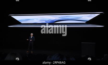 (181030) -- NEW YORK, 30 octobre 2018 () -- Tim Cook, PDG d'Apple, dévoile un nouveau MacBook Air lors d'un événement de lancement d'Apple à Brooklyn, New York, États-Unis, le 30 octobre 2018. () (djj) États-Unis-NEW YORK-APPLE-NOUVEAUX PRODUITS Xinhua PUBLICATIONxNOTxINxCHN Banque D'Images