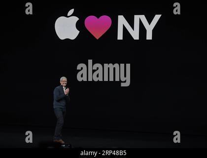 (181030) -- NEW YORK, 30 octobre 2018 () -- Tim Cook, PDG d'Apple, prend la parole lors d'un événement de lancement d'Apple à Brooklyn, New York, États-Unis, le 30 octobre 2018. () (djj) États-Unis-NEW YORK-APPLE-NOUVEAUX PRODUITS Xinhua PUBLICATIONxNOTxINxCHN Banque D'Images