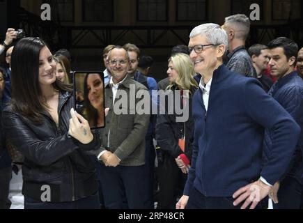 (181030) -- NEW YORK, 30 octobre 2018 () -- Tim Cook (R, Front), PDG d'Apple, assiste à un événement pour dévoiler de nouveaux produits Apple à Brooklyn, New York, États-Unis, le 30 octobre 2018. Apple Inc. A lancé mardi ses nouveaux iPad Pro, MacBook Air et Mac mini lors d'un événement à Brooklyn, New York City, offrant des mises à jour tant attendues pour certains de ses appareils populaires. () ÉTATS-UNIS-NEW YORK-APPLE-NOUVEAUX PRODUITS-DÉVOILEMENT XINHUA PUBLICATIONXNOTXINXCHN Banque D'Images