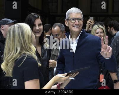 (181030) -- NEW YORK, 30 octobre 2018 () -- Tim Cook (R, Front), PDG d'Apple, fait des gestes lors d'un événement pour dévoiler de nouveaux produits Apple à Brooklyn, New York, États-Unis, le 30 octobre 2018. Apple Inc. A lancé mardi ses nouveaux iPad Pro, MacBook Air et Mac mini lors d'un événement à Brooklyn, New York City, offrant des mises à jour tant attendues pour certains de ses appareils populaires. () ÉTATS-UNIS-NEW YORK-APPLE-NOUVEAUX PRODUITS-DÉVOILEMENT XINHUA PUBLICATIONXNOTXINXCHN Banque D'Images