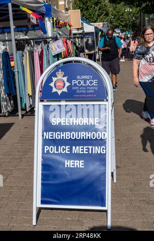 Panneau ou panneau d'affichage de la police de Surrey - Réunion de la police de quartier de Spelthorne ici, sur la rue principale à Staines-upon-Thames, Surrey, Angleterre, Royaume-Uni Banque D'Images