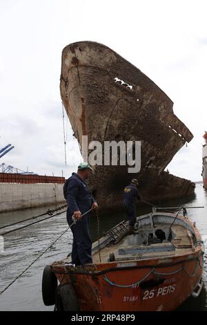 (181031) -- PERAMA, 31 octobre 2018 -- des travailleurs ont déblayé les débris du naufrage de l'île de Corfou dans la zone de réparation de Perama, en Grèce, le 30 octobre 2018. Trente-deux ans après son naufrage sur le quai II de la zone de réparation navale de Perama, l'île de Corfou a été récupérée cet automne. La levée et le remorquage de l'épave du ferry appartenant à la Grèce est la première étape d'un projet plus vaste lancé par les autorités grecques pour nettoyer les eaux du golfe Saronique de dizaines de tels naufrages, ont déclaré mardi les responsables ici. GRÈCE-NAUFRAGE-RÉCUPÉRATION MariosxLolos PUBLICATIONxNOTxINxCHN Banque D'Images