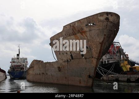 (181031) -- PERAMA, le 31 octobre 2018 -- le naufrage de l'île de Corfou est vu à côté d'autres navires dans la zone de réparation de Perama, en Grèce, le 30 octobre 2018. Trente-deux ans après son naufrage sur le quai II de la zone de réparation navale de Perama, l'île de Corfou a été récupérée cet automne. La levée et le remorquage de l'épave du ferry appartenant à la Grèce est la première étape d'un projet plus vaste lancé par les autorités grecques pour nettoyer les eaux du golfe Saronique de dizaines de tels naufrages, ont déclaré mardi les responsables ici. GRÈCE-NAUFRAGE-RÉCUPÉRATION MariosxLolos PUBLICATIONxNOTxINxCHN Banque D'Images