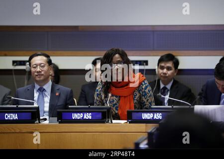 (181031) -- NATIONS UNIES, 31 octobre 2018 (Xinhua) -- Ahunna Eziakonwa (R, front), administratrice adjointe du Programme des Nations Unies pour le développement (PNUD) et directrice régionale pour l'Afrique, a présenté l'étude de cas au siège des Nations Unies à New York, le 29 octobre 2018. Les projets d aide extérieure agricole de la Chine ont permis d accroître la production alimentaire et les revenus des petits exploitants agricoles en Guinée-Bissau et au Mozambique, selon une étude de cas révélée lundi. (Xinhua/Li Muzi) COOPÉRATION ONU-CHINE-AFRIQUE-AGRICULTURE PUBLICATIONxNOTxINxCHN Banque D'Images