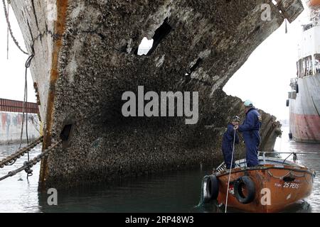 (181031) -- PERAMA, 31 octobre 2018 -- des travailleurs ont déblayé les débris du naufrage de l'île de Corfou dans la zone de réparation de Perama, en Grèce, le 30 octobre 2018. Trente-deux ans après son naufrage sur le quai II de la zone de réparation navale de Perama, l'île de Corfou a été récupérée cet automne. La levée et le remorquage de l'épave du ferry appartenant à la Grèce est la première étape d'un projet plus vaste lancé par les autorités grecques pour nettoyer les eaux du golfe Saronique de dizaines de tels naufrages, ont déclaré mardi les responsables ici. GRÈCE-NAUFRAGE-RÉCUPÉRATION MariosxLolos PUBLICATIONxNOTxINxCHN Banque D'Images