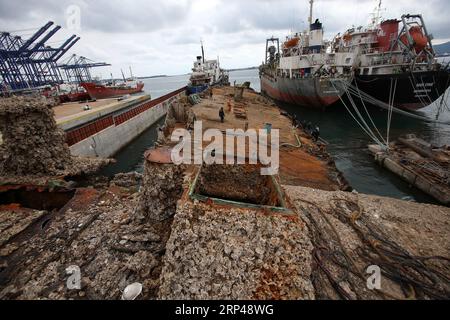 (181031) -- PERAMA, 31 octobre 2018 -- des travailleurs ont déblayé les débris du naufrage de l'île de Corfou dans la zone de réparation de Perama, en Grèce, le 30 octobre 2018. Trente-deux ans après son naufrage sur le quai II de la zone de réparation navale de Perama, l'île de Corfou a été récupérée cet automne. La levée et le remorquage de l'épave du ferry appartenant à la Grèce est la première étape d'un projet plus vaste lancé par les autorités grecques pour nettoyer les eaux du golfe Saronique de dizaines de tels naufrages, ont déclaré mardi les responsables ici. GRÈCE-NAUFRAGE-RÉCUPÉRATION MariosxLolos PUBLICATIONxNOTxINxCHN Banque D'Images